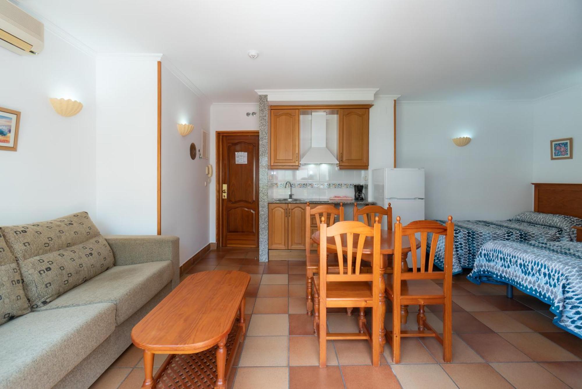 Apartamentos Leonor Carihuela Torremolinos Habitación foto